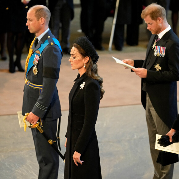 Le prince de Galles William, Kate Catherine Middleton, princesse de Galles, le prince Harry, duc de Sussex, Meghan Markle, duchesse de Sussex - Intérieur - Procession cérémonielle du cercueil de la reine Elisabeth II du palais de Buckingham à Westminster Hall à Londres. Le 14 septembre 2022 