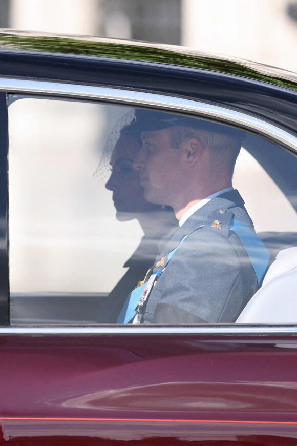 Le prince William, prince de Galles, et Catherine (Kate) Middleton, princesse de Galles - Sortie - Procession cérémonielle du cercueil de la reine Elisabeth II du palais de Buckingham à Westminster Hall à Londres, où les Britanniques et les touristes du monde entier pourront lui rendre hommage jusqu'à ses obsèques prévues le 19 septembre 2022. Le 14 septembre 2022. 