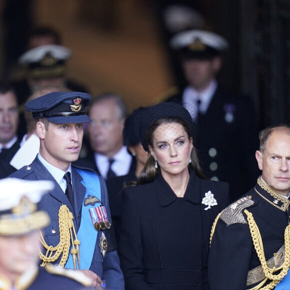 Le prince William, prince de Galles, et Catherine (Kate) Middleton, princesse de Galles, Le prince Edward, duc d'Edimbourg - - Sortie - Procession cérémonielle du cercueil de la reine Elisabeth II du palais de Buckingham à Westminster Hall à Londres, où les Britanniques et les touristes du monde entier pourront lui rendre hommage jusqu'à ses obsèques prévues le 19 septembre 2022. Le 14 septembre 2022. 