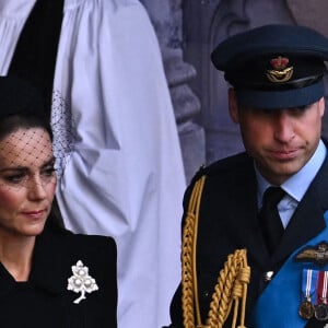 Le prince William, prince de Galles, et Catherine (Kate) Middleton, princesse de Galles - Sortie - Procession cérémonielle du cercueil de la reine Elisabeth II du palais de Buckingham à Westminster Hall à Londres, où les Britanniques et les touristes du monde entier pourront lui rendre hommage jusqu'à ses obsèques prévues le 19 septembre 2022. Le 14 septembre 2022. 