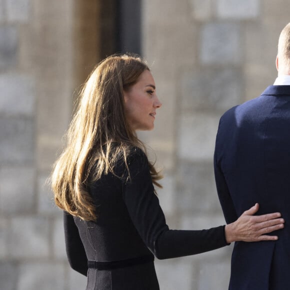 Le prince de Galles William, la princesse de Galles Kate Catherine Middleton à la rencontre de la foule devant le château de Windsor, suite au décès de la reine Elisabeth II d'Angleterre. Le 10 septembre 2022 