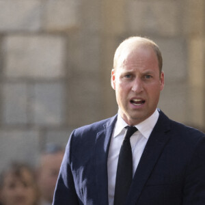 Le prince de Galles William, la princesse de Galles Kate Catherine Middleton, le prince Harry, duc de Sussex, Meghan Markle, duchesse de Sussex à la rencontre de la foule devant le château de Windsor, suite au décès de la reine Elisabeth II d'Angleterre. Le 10 septembre 2022 