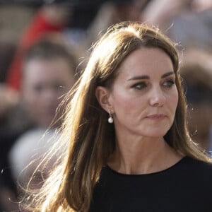 La princesse de Galles Kate Catherine Middleton à la rencontre de la foule devant le château de Windsor, suite au décès de la reine Elisabeth II d'Angleterre. Le 10 septembre 2022 