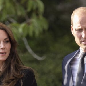 Le prince de Galles William, la princesse de Galles Kate Catherine Middleton à la rencontre de la foule devant le château de Windsor, suite au décès de la reine Elisabeth II d'Angleterre. Le 10 septembre 2022 