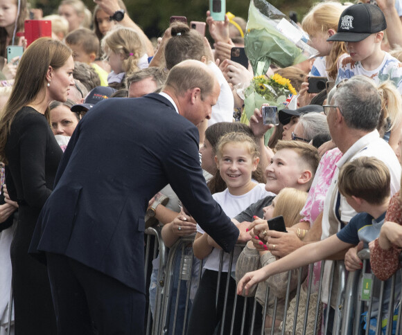 Le prince de Galles William, la princesse de Galles Kate Catherine Middleton à la rencontre de la foule devant le château de Windsor, suite au décès de la reine Elisabeth II d'Angleterre. Le 10 septembre 2022 