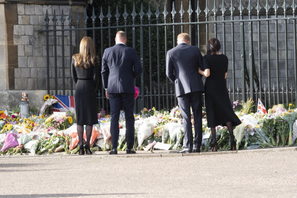 Le prince de Galles William, la princesse de Galles Kate Catherine Middleton, le prince Harry, duc de Sussex, Meghan Markle, duchesse de Sussex à la rencontre de la foule devant le château de Windsor, suite au décès de la reine Elisabeth II d'Angleterre. Le 10 septembre 2022 