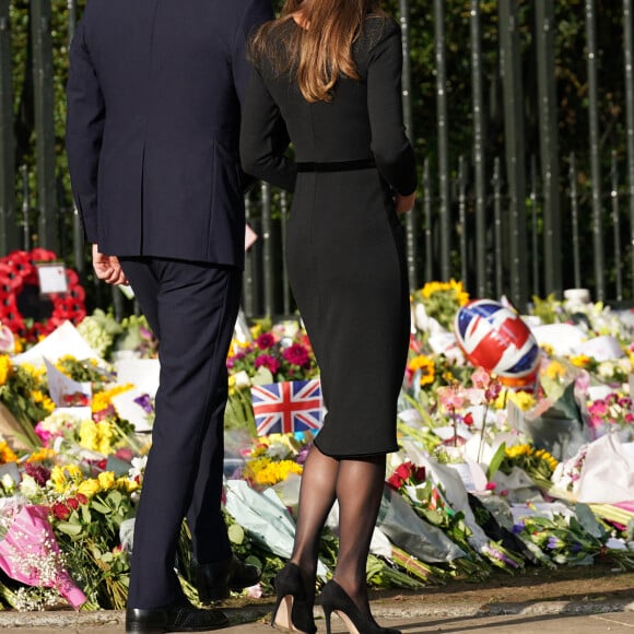 La princesse de Galles Kate Catherine Middleton et le prince de Galles William à la rencontre de la foule devant le château de Windsor, suite au décès de la reine Elisabeth II d'Angleterre. Le 10 septembre 2022 