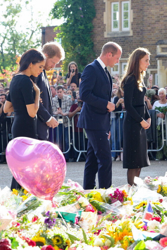 Le prince de Galles William et la princesse de Galles Kate Catherine Middleton et le prince Harry, duc de Sussex et Meghan Markle, duchesse de Sussex à la rencontre de la foule devant le château de Windsor, suite au décès de la reine Elisabeth II d'Angleterre. Le 10 septembre 2022 