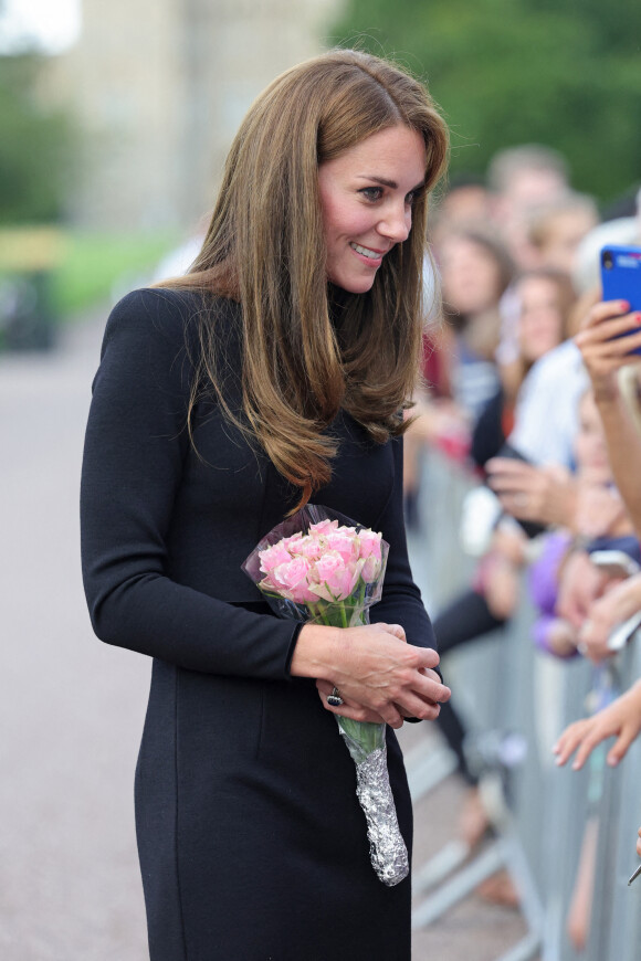 La princesse de Galles Kate Catherine Middleton à la rencontre de la foule devant le château de Windsor, suite au décès de la reine Elisabeth II d'Angleterre. Le 10 septembre 2022 