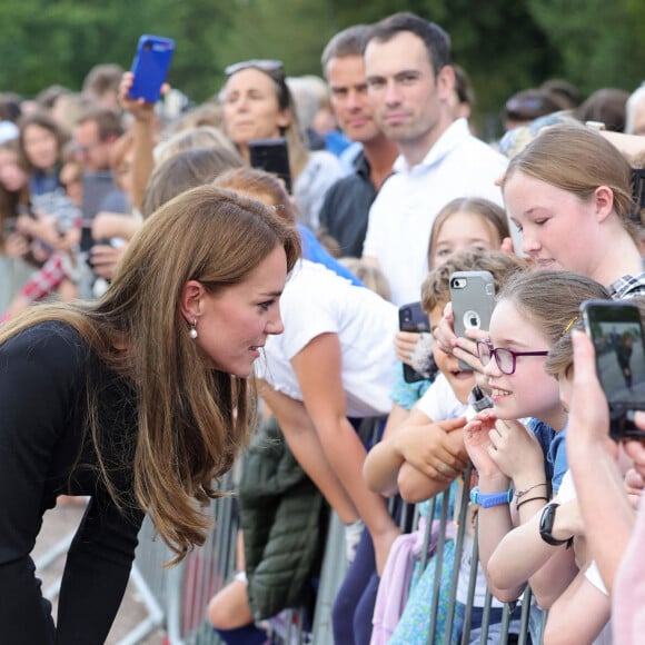 La princesse de Galles Kate Catherine Middleton à la rencontre de la foule devant le château de Windsor, suite au décès de la reine Elisabeth II d'Angleterre. Le 10 septembre 2022 