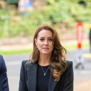 Le prince William, prince de Galles, et Catherine (Kate) Middleton, princesse de Galles regardent les hommages floraux laissés par les membres du public aux portes de Sandringham House à Norfolk, Royaume Uni, le 15 septembre 2022, après la mort de la reine Elisabeth II. 