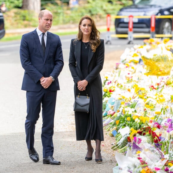 Le prince William, prince de Galles, et Catherine (Kate) Middleton, princesse de Galles regardent les hommages floraux laissés par les membres du public aux portes de Sandringham House à Norfolk, Royaume Uni, le 15 septembre 2022, après la mort de la reine Elisabeth II. 