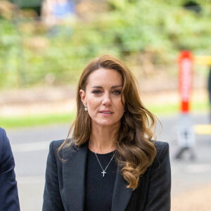 Le prince William, prince de Galles, et Catherine (Kate) Middleton, princesse de Galles regardent les hommages floraux laissés par les membres du public aux portes de Sandringham House à Norfolk, Royaume Uni, le 15 septembre 2022, après la mort de la reine Elisabeth II. 