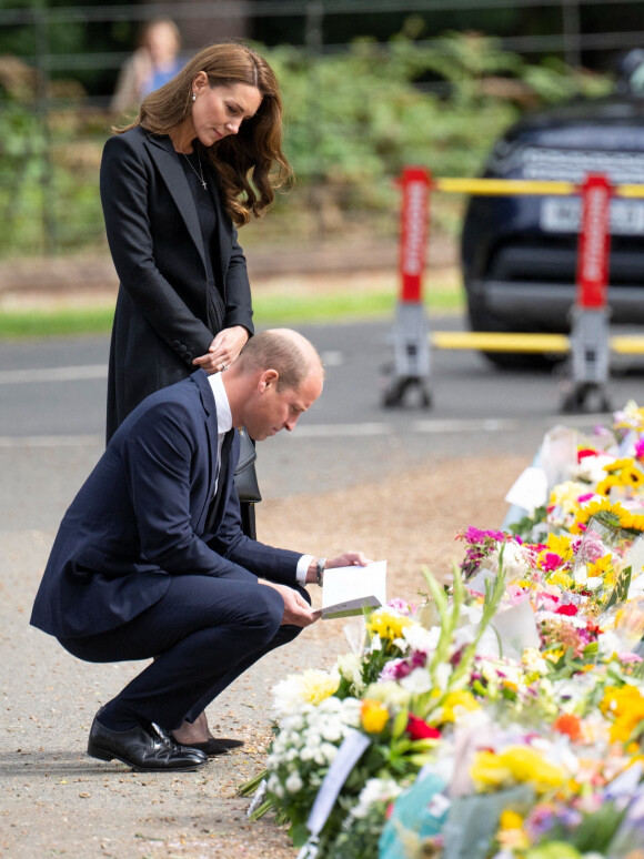 Le prince William, prince de Galles, et Catherine (Kate) Middleton, princesse de Galles regardent les hommages floraux laissés par les membres du public aux portes de Sandringham House à Norfolk, Royaume Uni, le 15 septembre 2022, après la mort de la reine Elisabeth II. 