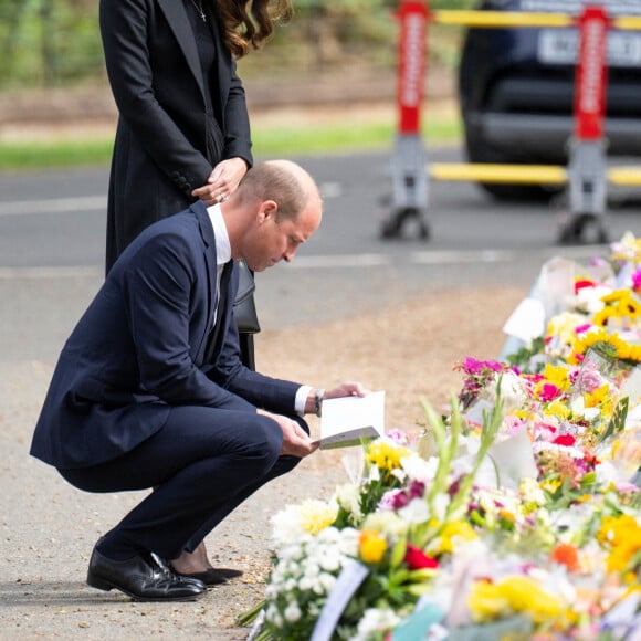 Le prince William, prince de Galles, et Catherine (Kate) Middleton, princesse de Galles regardent les hommages floraux laissés par les membres du public aux portes de Sandringham House à Norfolk, Royaume Uni, le 15 septembre 2022, après la mort de la reine Elisabeth II. 