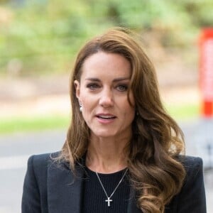 Le prince William, prince de Galles, et Catherine (Kate) Middleton, princesse de Galles regardent les hommages floraux laissés par les membres du public aux portes de Sandringham House à Norfolk, Royaume Uni, le 15 septembre 2022, après la mort de la reine Elisabeth II. 