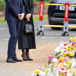 Le prince William, prince de Galles, et Catherine (Kate) Middleton, princesse de Galles regardent les hommages floraux laissés par les membres du public aux portes de Sandringham House à Norfolk, Royaume Uni, le 15 septembre 2022, après la mort de la reine Elisabeth II. 