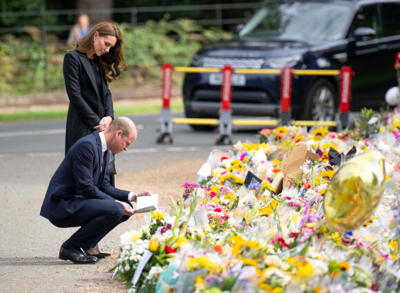 Le prince William, prince de Galles, et Catherine (Kate) Middleton, princesse de Galles regardent les hommages floraux laissés par les membres du public aux portes de Sandringham House à Norfolk, Royaume Uni, le 15 septembre 2022, après la mort de la reine Elisabeth II. 