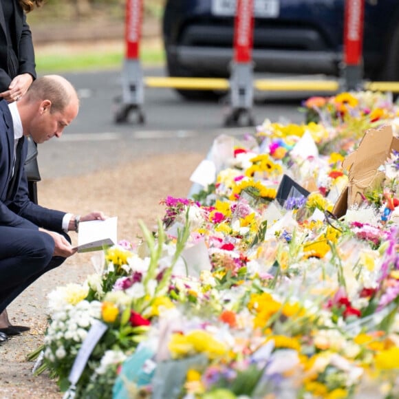 Le prince William, prince de Galles, et Catherine (Kate) Middleton, princesse de Galles regardent les hommages floraux laissés par les membres du public aux portes de Sandringham House à Norfolk, Royaume Uni, le 15 septembre 2022, après la mort de la reine Elisabeth II. 