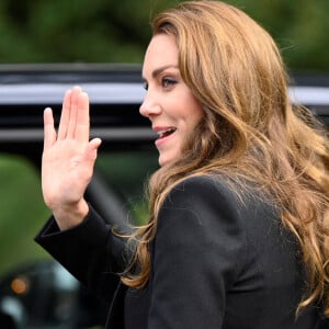 Le prince William, prince de Galles, et Catherine (Kate) Middleton, princesse de Galles regardent les hommages floraux laissés par les membres du public aux portes de Sandringham House à Norfolk, Royaume Uni, le 15 septembre 2022, après la mort de la reine Elisabeth II. 