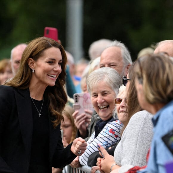 Le prince William, prince de Galles, et Catherine (Kate) Middleton, princesse de Galles regardent les hommages floraux laissés par les membres du public aux portes de Sandringham House à Norfolk, Royaume Uni, le 15 septembre 2022, après la mort de la reine Elisabeth II. 