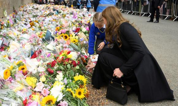 Le prince William, prince de Galles, et Catherine (Kate) Middleton, princesse de Galles regardent les hommages floraux laissés par les membres du public aux portes de Sandringham House à Norfolk, Royaume Uni, le 15 septembre 2022, après la mort de la reine Elisabeth II. 