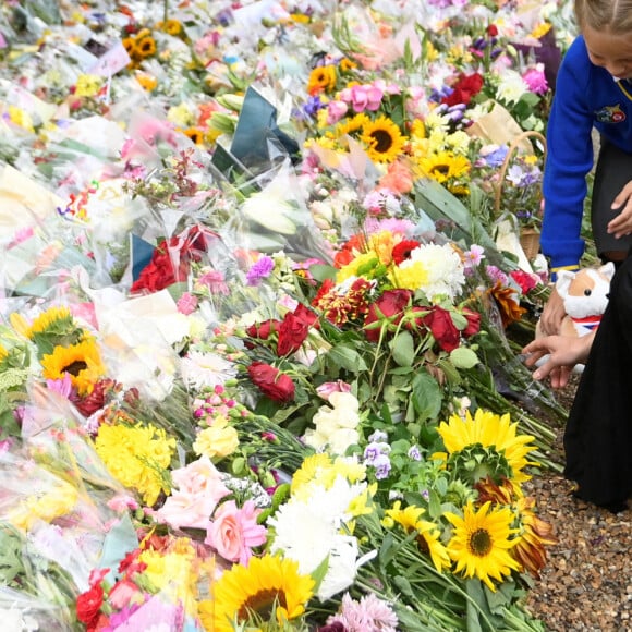 Le prince William, prince de Galles, et Catherine (Kate) Middleton, princesse de Galles regardent les hommages floraux laissés par les membres du public aux portes de Sandringham House à Norfolk, Royaume Uni, le 15 septembre 2022, après la mort de la reine Elisabeth II. 