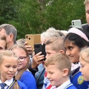 Le prince William, prince de Galles, et Catherine (Kate) Middleton, princesse de Galles regardent les hommages floraux laissés par les membres du public aux portes de Sandringham House à Norfolk, Royaume Uni, le 15 septembre 2022, après la mort de la reine Elisabeth II. 