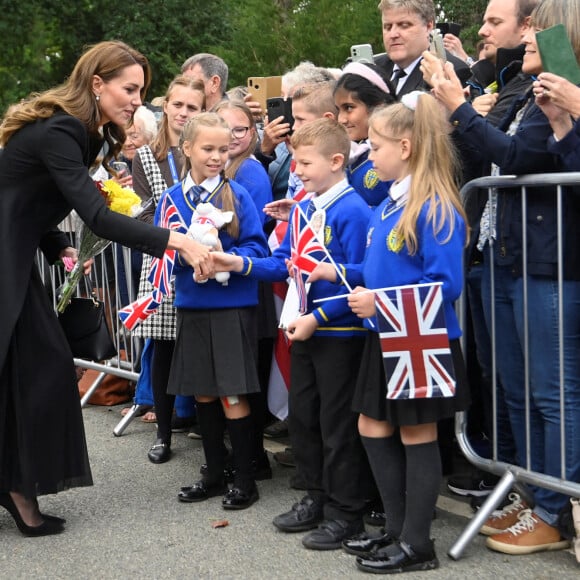 Le prince William, prince de Galles, et Catherine (Kate) Middleton, princesse de Galles regardent les hommages floraux laissés par les membres du public aux portes de Sandringham House à Norfolk, Royaume Uni, le 15 septembre 2022, après la mort de la reine Elisabeth II. 