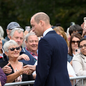 Le prince William, prince de Galles, et Catherine (Kate) Middleton, princesse de Galles regardent les hommages floraux laissés par les membres du public aux portes de Sandringham House à Norfolk, Royaume Uni, le 15 septembre 2022, après la mort de la reine Elisabeth II. 