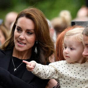 Le prince William, prince de Galles, et Catherine (Kate) Middleton, princesse de Galles regardent les hommages floraux laissés par les membres du public aux portes de Sandringham House à Norfolk, Royaume Uni, le 15 septembre 2022, après la mort de la reine Elisabeth II. 