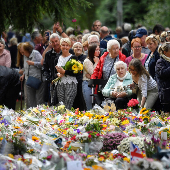 Le prince William, prince de Galles, et Catherine (Kate) Middleton, princesse de Galles regardent les hommages floraux laissés par les membres du public aux portes de Sandringham House à Norfolk, Royaume Uni, le 15 septembre 2022, après la mort de la reine Elisabeth II. 