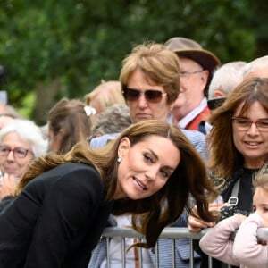 Le prince William, prince de Galles, et Catherine (Kate) Middleton, princesse de Galles regardent les hommages floraux laissés par les membres du public aux portes de Sandringham House à Norfolk, Royaume Uni, le 15 septembre 2022, après la mort de la reine Elisabeth II. 