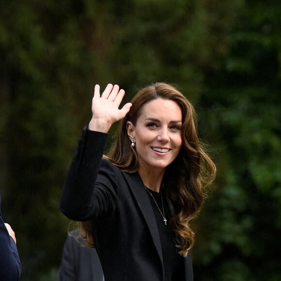 Le prince William, prince de Galles, et Catherine (Kate) Middleton, princesse de Galles regardent les hommages floraux laissés par les membres du public aux portes de Sandringham House à Norfolk, Royaume Uni, le 15 septembre 2022, après la mort de la reine Elisabeth II. 