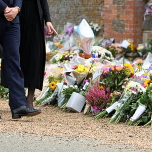 Le prince William, prince de Galles, et Catherine (Kate) Middleton, princesse de Galles regardent les hommages floraux laissés par les membres du public aux portes de Sandringham House à Norfolk, Royaume Uni, le 15 septembre 2022, après la mort de la reine Elisabeth II. 