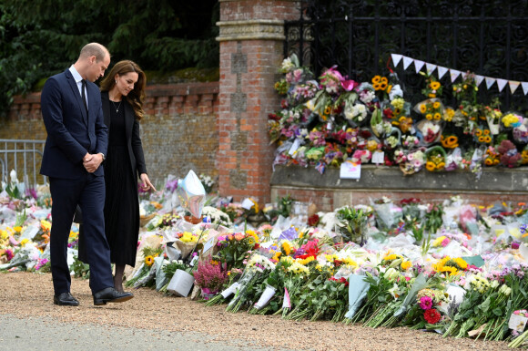 Le prince William, prince de Galles, et Catherine (Kate) Middleton, princesse de Galles regardent les hommages floraux laissés par les membres du public aux portes de Sandringham House à Norfolk, Royaume Uni, le 15 septembre 2022, après la mort de la reine Elisabeth II. 