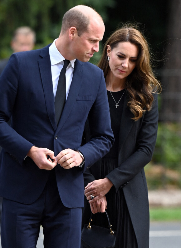 Le prince William, prince de Galles, et Catherine (Kate) Middleton, princesse de Galles regardent les hommages floraux laissés par les membres du public aux portes de Sandringham House à Norfolk, Royaume Uni, le 15 septembre 2022, après la mort de la reine Elisabeth II. 