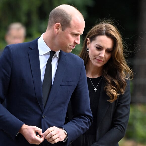 Le prince William, prince de Galles, et Catherine (Kate) Middleton, princesse de Galles regardent les hommages floraux laissés par les membres du public aux portes de Sandringham House à Norfolk, Royaume Uni, le 15 septembre 2022, après la mort de la reine Elisabeth II. 