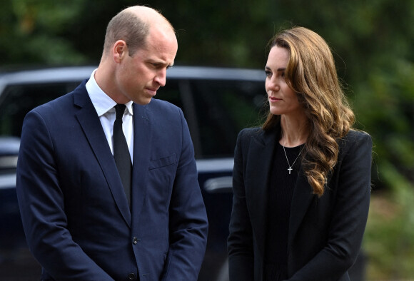 Le prince William, prince de Galles, et Catherine (Kate) Middleton, princesse de Galles regardent les hommages floraux laissés par les membres du public aux portes de Sandringham House à Norfolk, Royaume Uni, le 15 septembre 2022, après la mort de la reine Elisabeth II. 