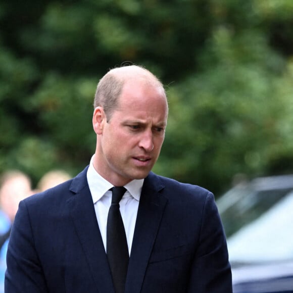 Le prince William, prince de Galles, et Catherine (Kate) Middleton, princesse de Galles regardent les hommages floraux laissés par les membres du public aux portes de Sandringham House à Norfolk, Royaume Uni, le 15 septembre 2022, après la mort de la reine Elisabeth II. 