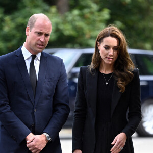 Le prince William, prince de Galles, et Catherine (Kate) Middleton, princesse de Galles regardent les hommages floraux laissés par les membres du public aux portes de Sandringham House à Norfolk, Royaume Uni, le 15 septembre 2022, après la mort de la reine Elisabeth II. 