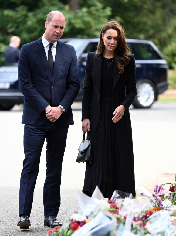 Le prince William, prince de Galles, et Catherine (Kate) Middleton, princesse de Galles regardent les hommages floraux laissés par les membres du public aux portes de Sandringham House à Norfolk, Royaume Uni, le 15 septembre 2022, après la mort de la reine Elisabeth II. 