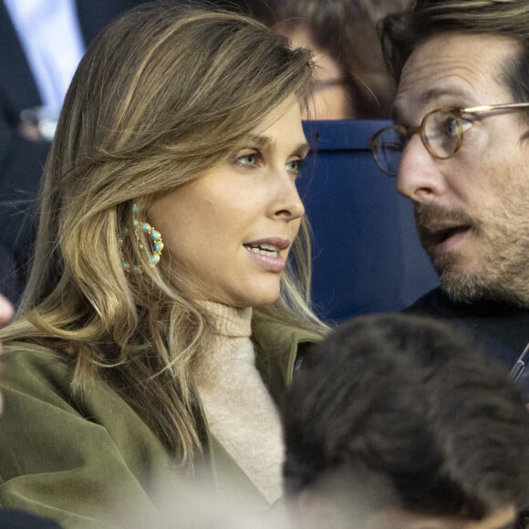 Mathieu Vergne et sa femme Ophélie Meunier - People lors du match de football Ligue 1 Uber Eats PSG - Lens (1-1) au parc des princes à Paris le 23 avril 2022 © Cyril Moreau / Bestimage 