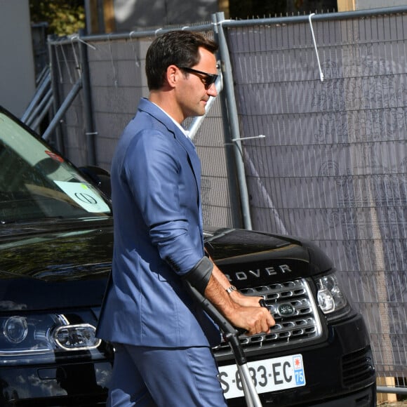 Roger Federer ( avec des bequilles) - Personnalités au défilé de mode Dior lors de la la Fashion Week printemps/été 2022 à Paris le 28 septembre 2021 © Veeren / Clovis / Bestimage 
