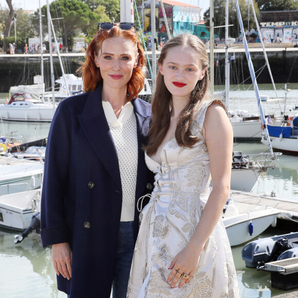 Audrey Fleurot et Lily Taieb lors du photocall du téléfilm "Esprit d'hiver" lors de la 24ème édition du Festival de la Fiction TV de La Rochelle, France, le 15 septembre 2022. © Patrick Bernard/Bestimage 
