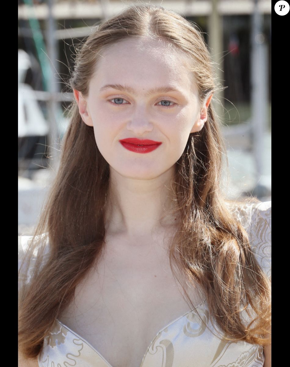 Lily Taieb lors du photocall du téléfilm "Esprit d'hiver" lors de la 24ème édition du Festival de la Fiction TV de La Rochelle, France, le 15 septembre 2022. © Patrick Bernard/Bestimage