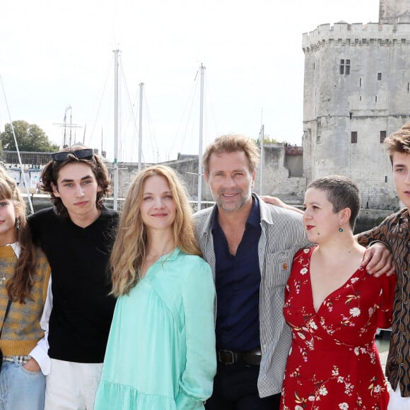 Odile Vuillemin et Thomas Jouannet entourés des jeunes comédiens Fantine Hardouin, Aymeric Fougeron, Margot Heckmann, Samy Seghir, Anthony Goffi, Bakary Diombera et Marie-Josée Croze - Photocall de la série "Prométhée" lors de la 24ème édition du Festival de la Fiction TV de La Rochelle le 15 septembre 2022. © Patrick Bernard/ Bestimage