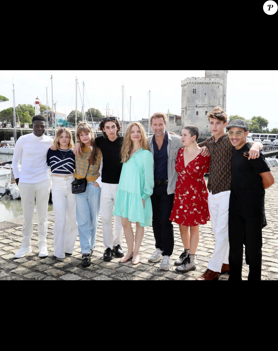 Odile Vuillemin et Thomas Jouannet entourés des jeunes comédiens Fantine Hardouin, Aymeric Fougeron, Margot Heckmann, Samy Seghir, Anthony Goffi, Bakary Diombera et Marie-Josée Croze - Photocall de la série "Prométhée" lors de la 24ème édition du Festival de la Fiction TV de La Rochelle le 15 septembre 2022. © Patrick Bernard/ Bestimage