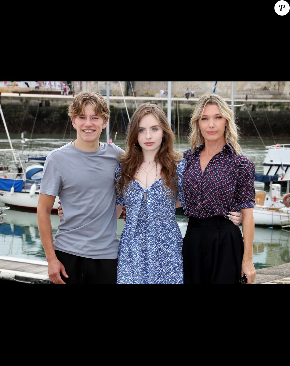 Louis Durant, Anne Marivin, Sandy Afiuni pour le telefilm "La vie, l'amour, tout de suite" - Photocall de la série "La vie, l'amour, tout de suite" lors de la 24ème édition du Festival de la Fiction TV de La Rochelle le 15 septembre 2022. © Patrick Bernard/ Bestimage