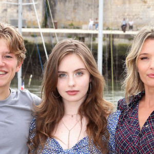 Louis Durant, Anne Marivin, Sandy Afiuni pour le telefilm "La vie, l'amour, tout de suite" - Photocall de la série "La vie, l'amour, tout de suite" lors de la 24ème édition du Festival de la Fiction TV de La Rochelle le 15 septembre 2022. © Patrick Bernard/ Bestimage